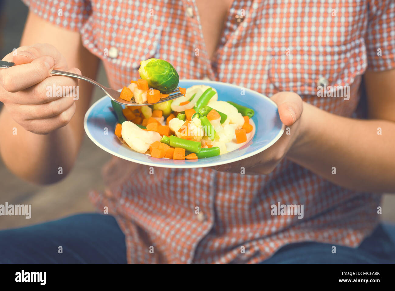 Fille avec un plat de légumes dans les mains. Concept de saine alimentation. Une bonne nutrition. La nourriture végétarienne. Les végétaliens de la nourriture. La tonalité de l'image. Banque D'Images