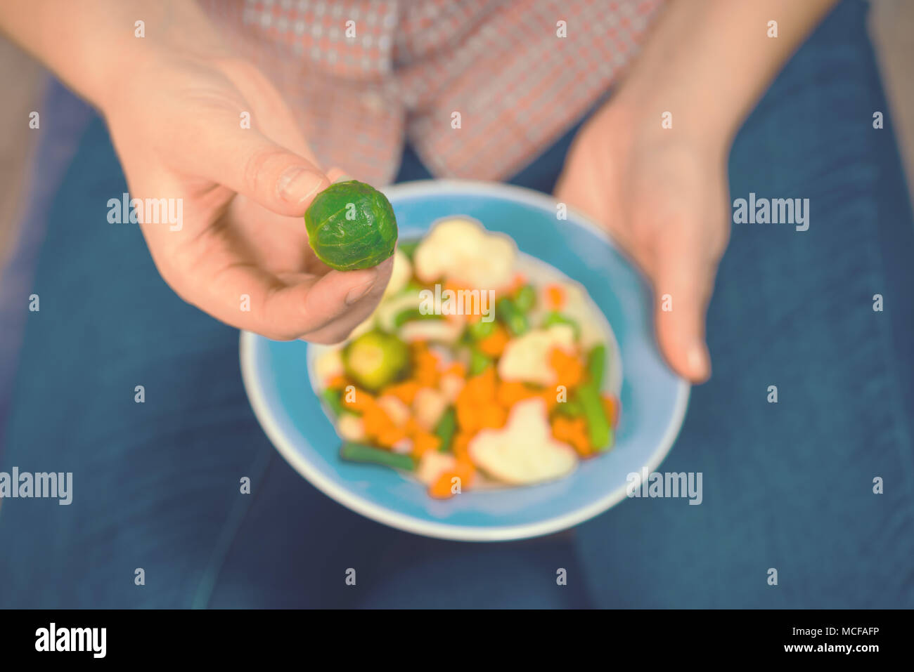 Fille avec un plat de légumes dans les mains. Concept de saine alimentation. Une bonne nutrition. La nourriture végétarienne. Les végétaliens de la nourriture. La tonalité de l'image. Banque D'Images