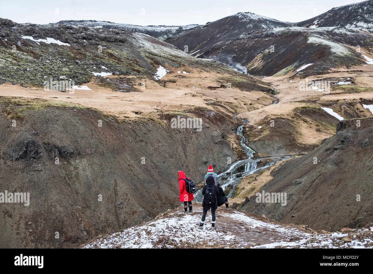 Hveragerði, Islande. Le sentier jusqu'à la rivière à chaud qui Reykjadalur est alimenté par les sources géothermiques. Les randonneurs au-dessus de la chute d'Djúpagilsfoss pause Banque D'Images