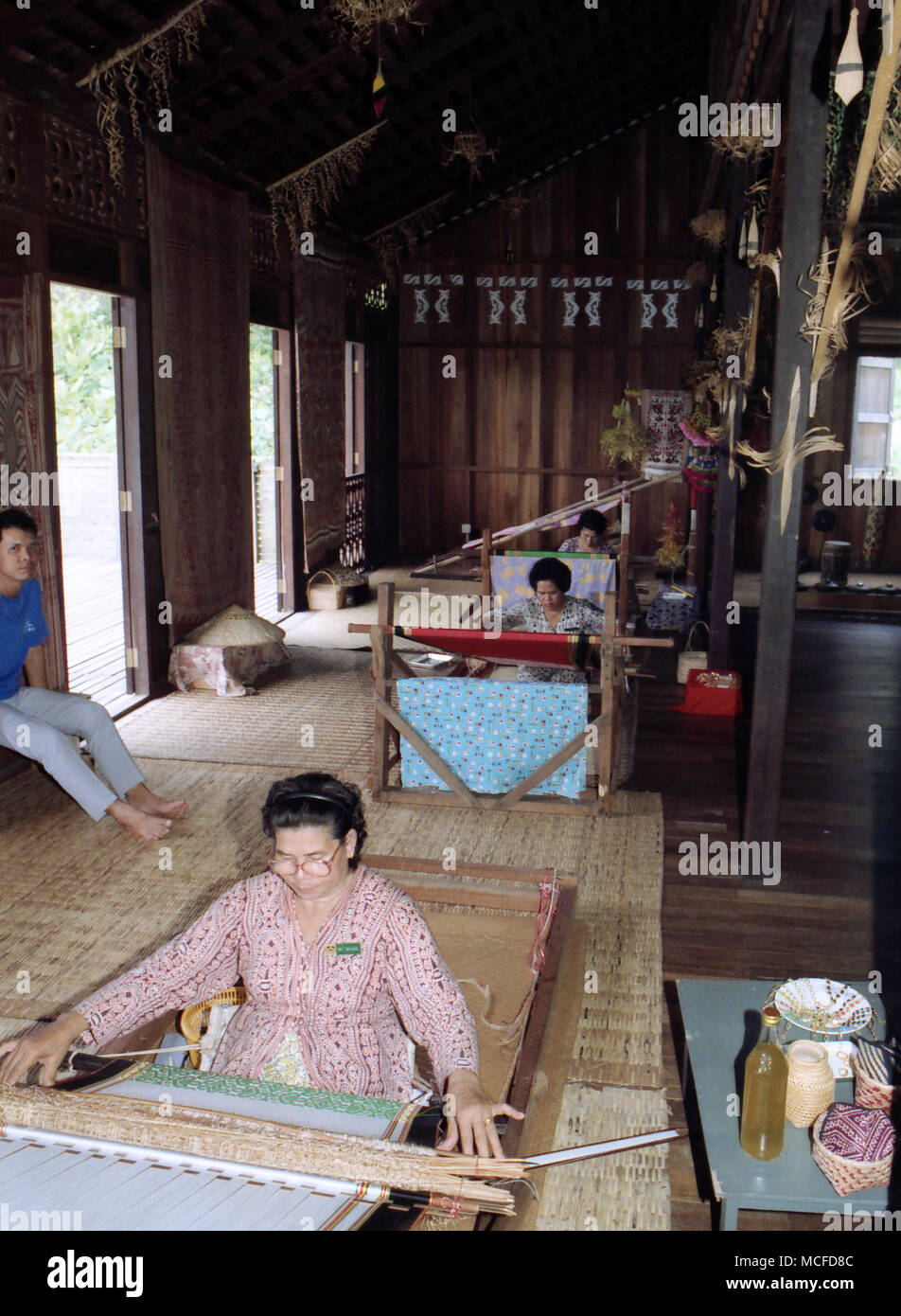 Sarawak dayak, tissage traditionnel village culturel, Kuching, Malaisie Banque D'Images