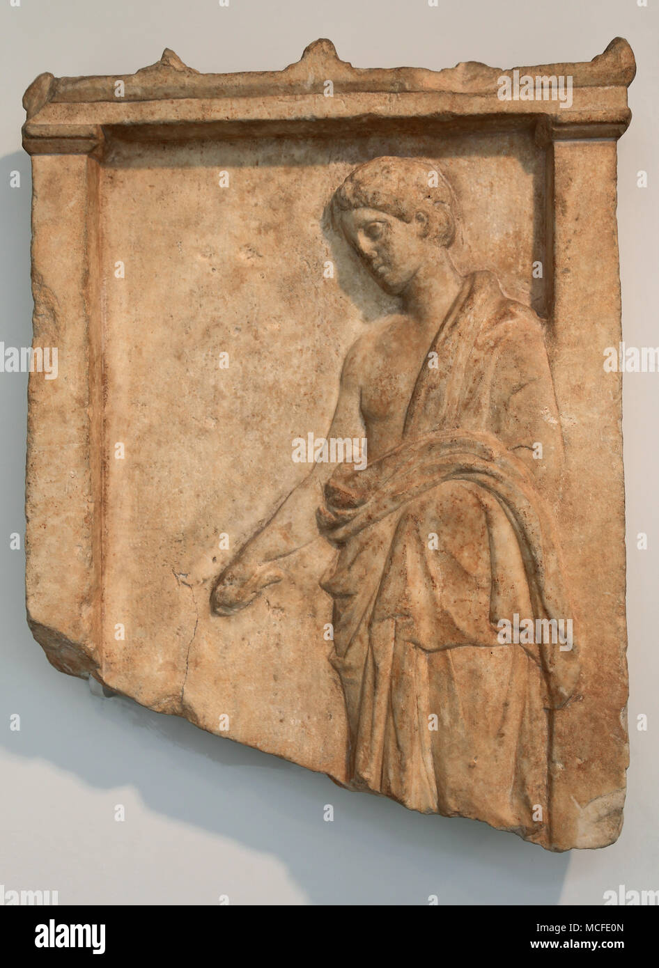 En tombstone. Boy holding a bird. Stratios nom inscrit. Travail athénienne. 4e 100. British Museum. Londres. Le GRB. Banque D'Images
