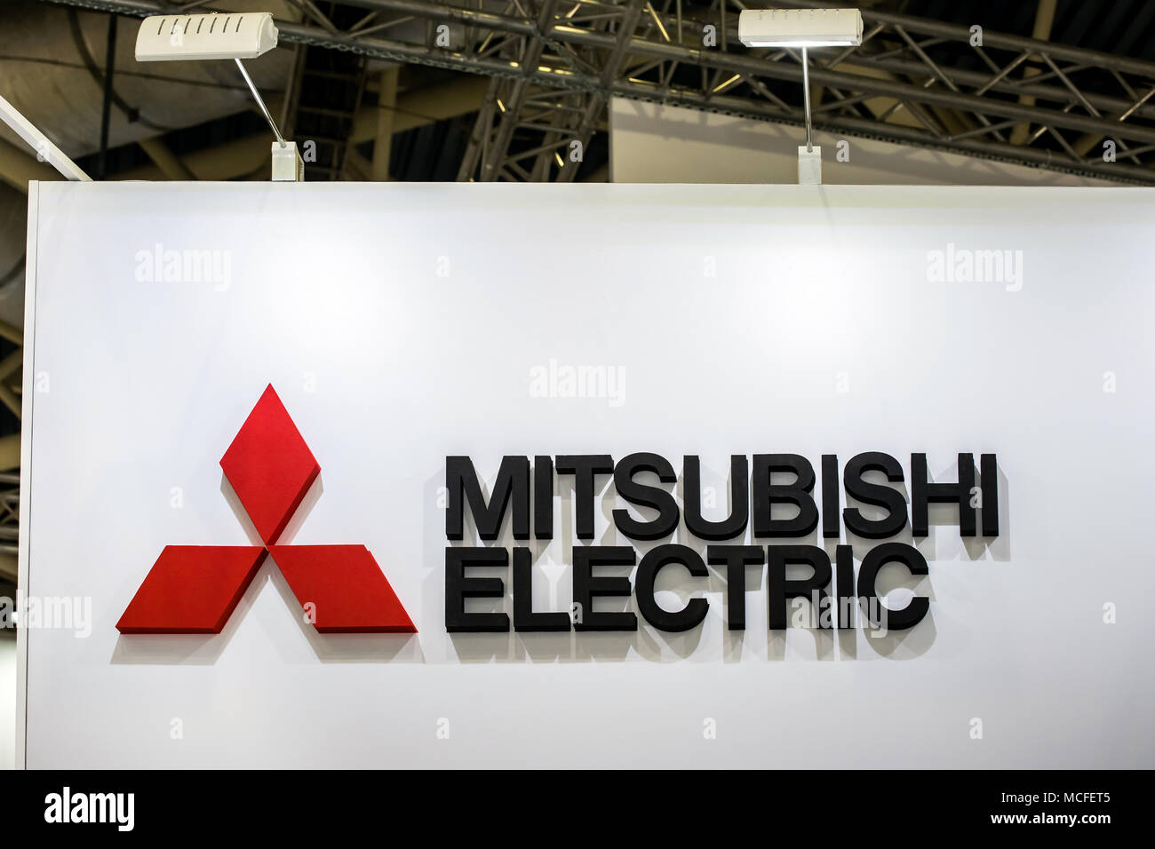 Logo société japonaise Mitsubishi signe sur le mur Banque D'Images