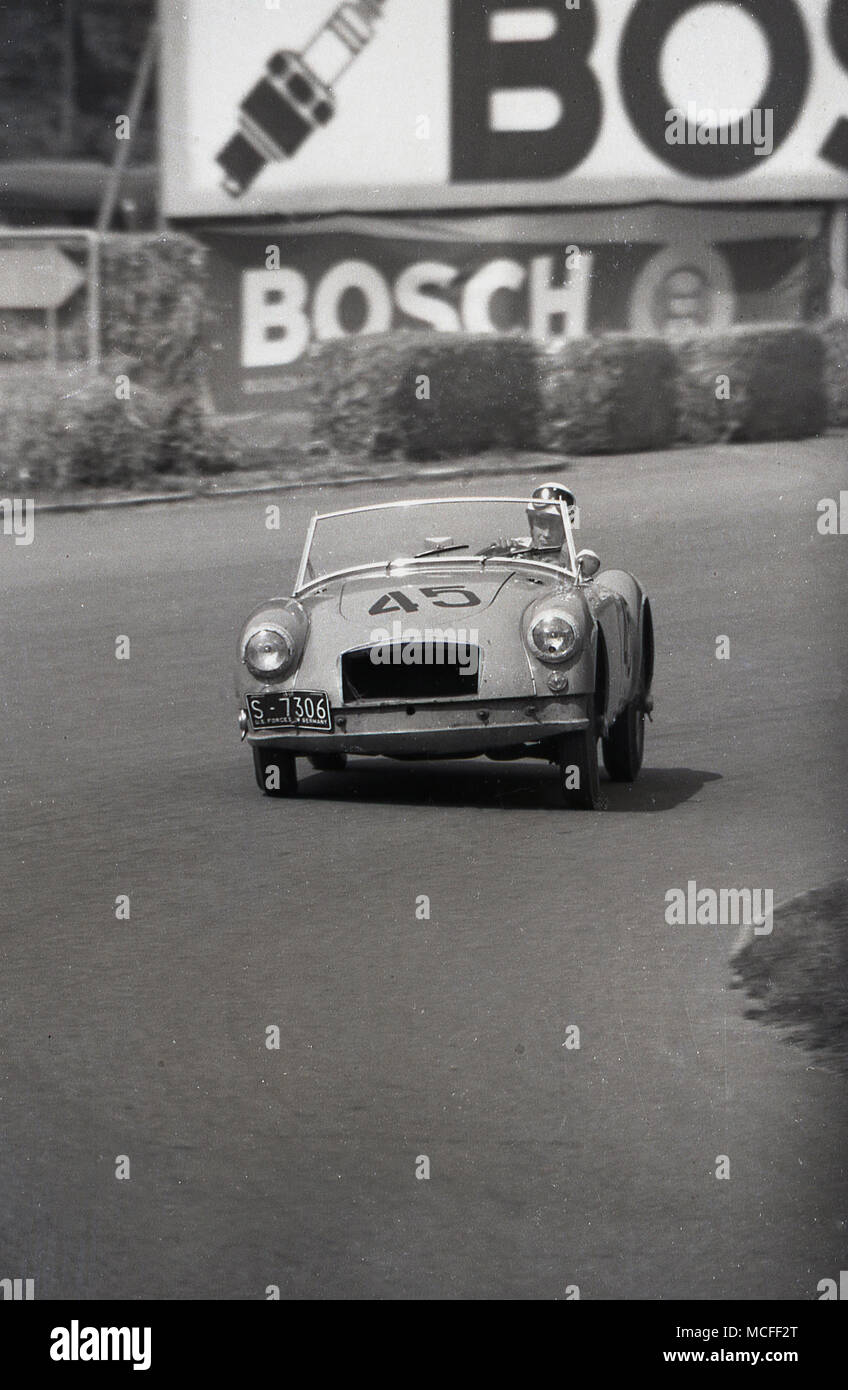 Années 1960, historiques, une voiture de sport de route en roulant autour d'un hippodrome. Le nombre se lit S-7306. Les forces américaines en Allemagne. Banque D'Images