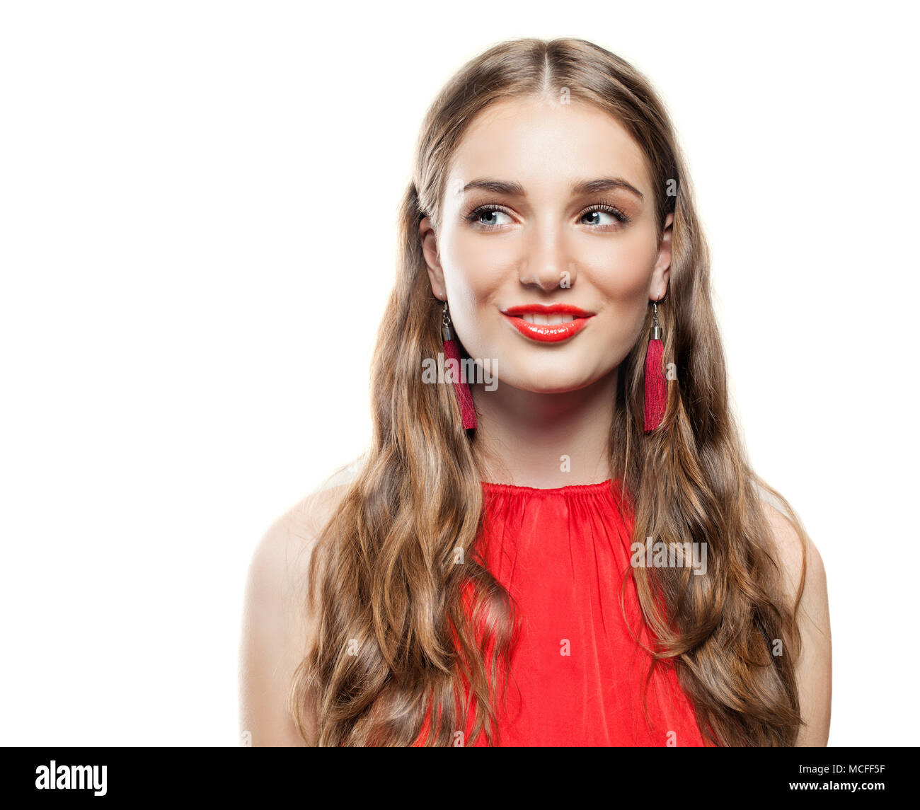 Cheerful Woman with Red modèle Long Boucles d'oreille, cheveux permanentés et tissu rouge isolé sur fond blanc Banque D'Images