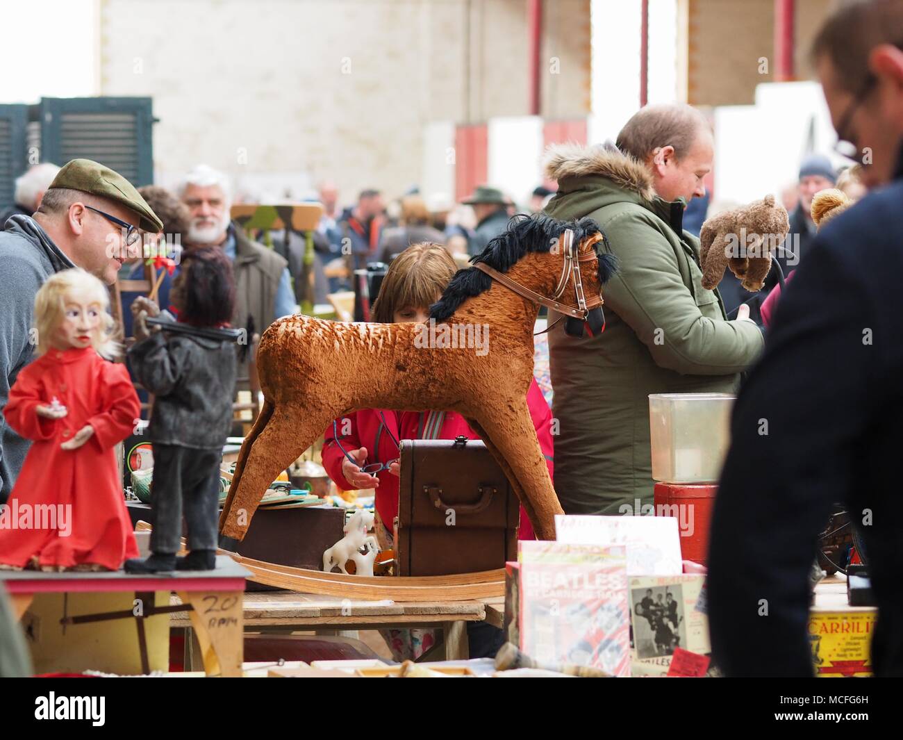 Vue sur Salon des Antiquaires occupé avec beaucoup de personnes et beaucoup d'antiquités éclectiques sur l'affichage Banque D'Images