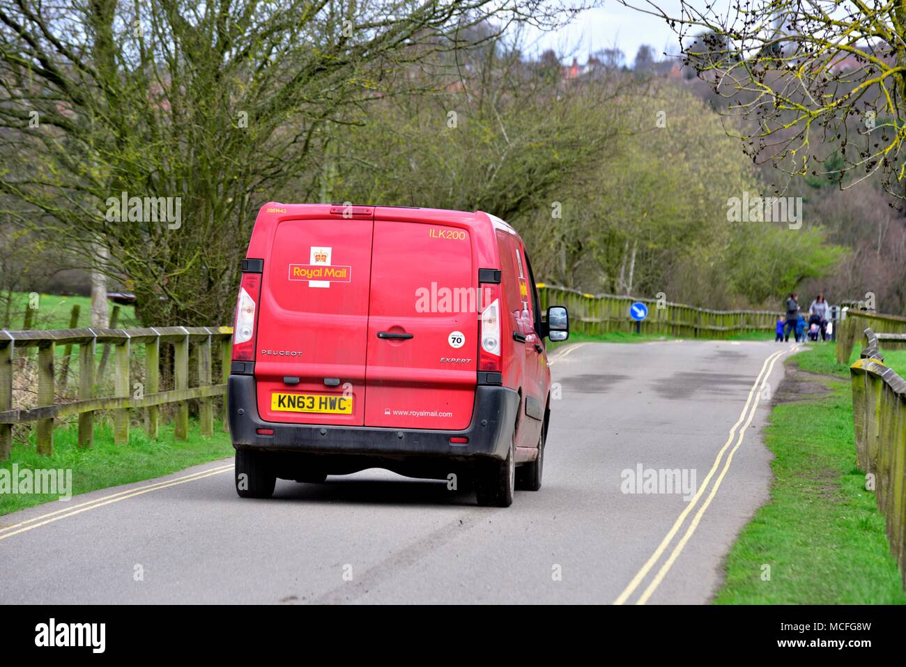 Royal Mail van sur un pays park road, Shipley country park, Derbyshire, Angleterre, Royaume-Uni Banque D'Images