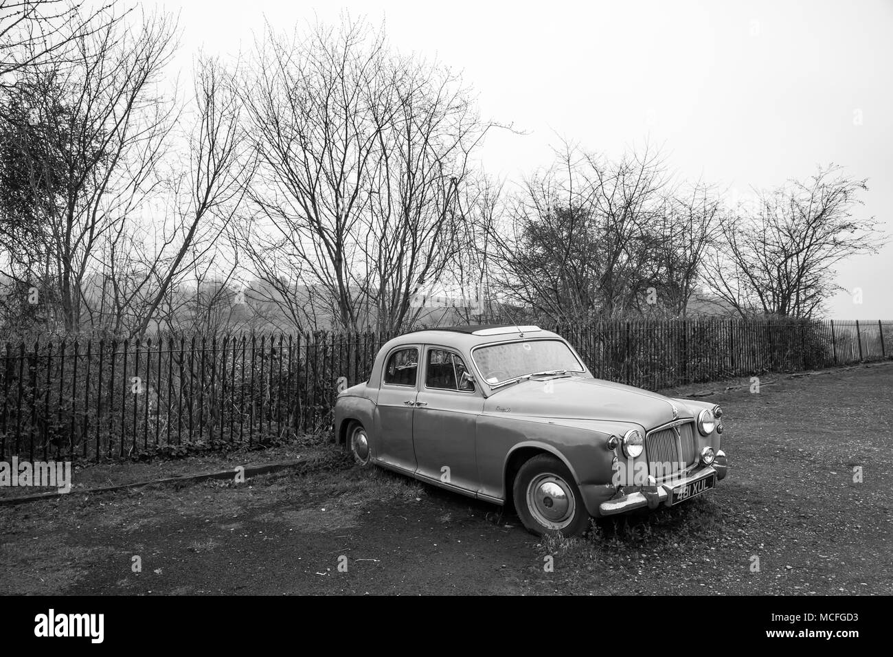 Monoplace, voiture isolée Rover P90, relique abandonnée, garée dans un parking britannique déserté. Banque D'Images