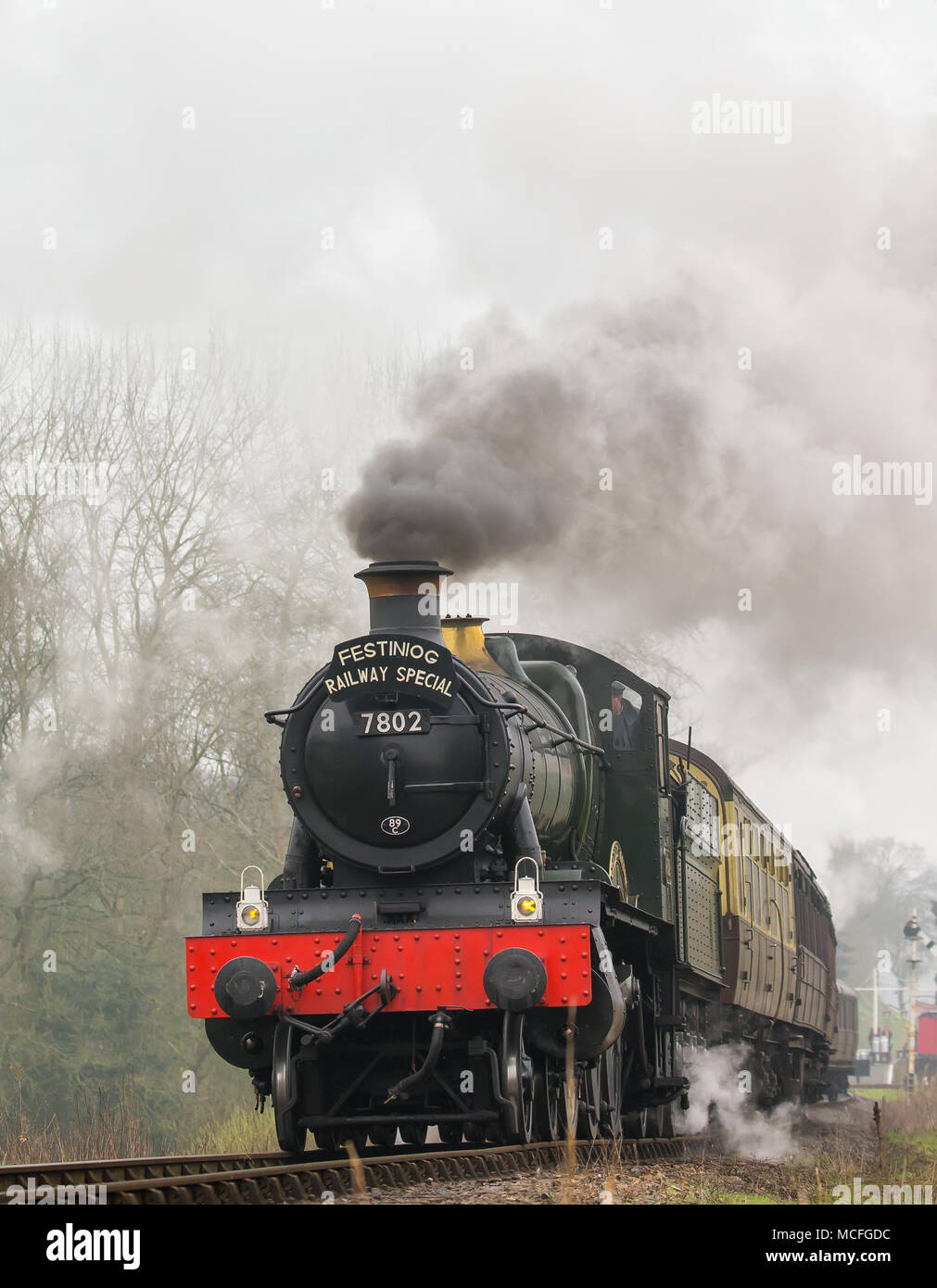 Vue de face de la locomotive de vapeur britannique d'époque 7802, en quittant la gare de Hampton Loade, Shropshire. Puffing, train à vapeur britannique approchant, à faible angle. Banque D'Images