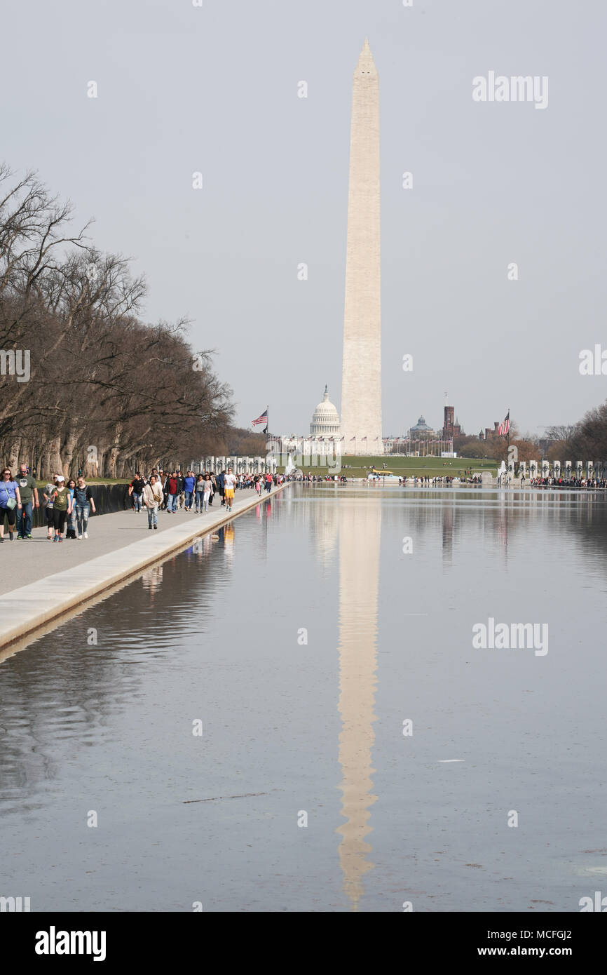 Une vue sur le Washington Monument sur le National Mall à Washington DC aux États-Unis. À partir d'une série de photos de voyage aux États-Unis. Pho Banque D'Images