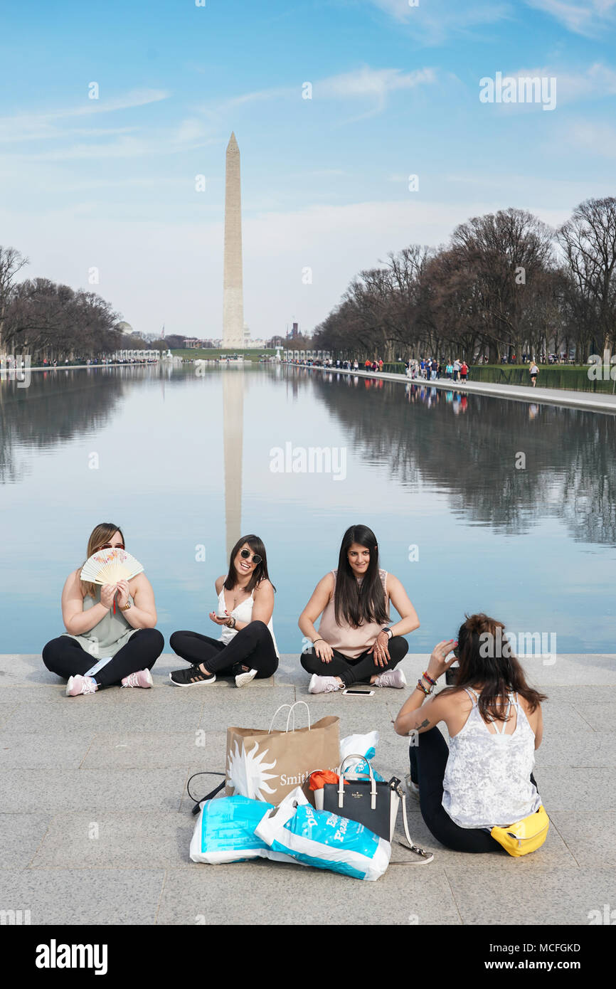 Les touristes prenant des photos devant le Washington Monument situé sur le National Mall à Washington DC aux États-Unis. À partir d'une série de photos de voyage Banque D'Images