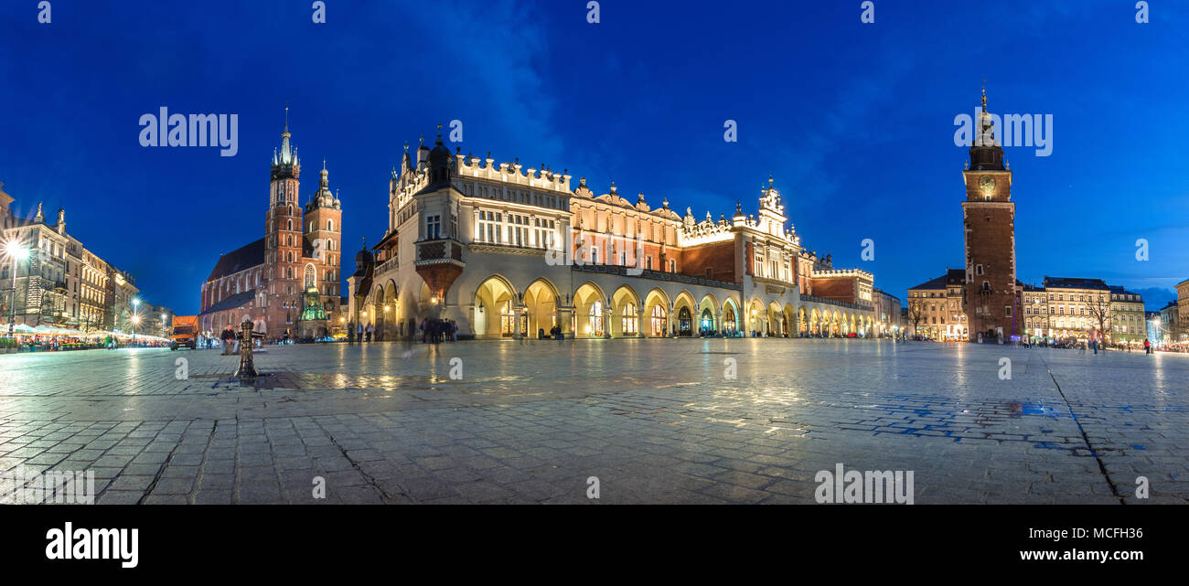 Place du marché de la vieille ville de Cracovie, en Pologne, avec des voitures à cheval. Banque D'Images