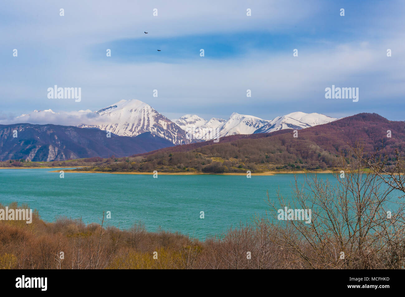 Lac de Campotosto (Abruzzes, Italie), un immense lac artificiel à 1400 mètres au-dessus du niveau de la mer, au coeur de la montagnes enneigées Appennini, prov. Banque D'Images