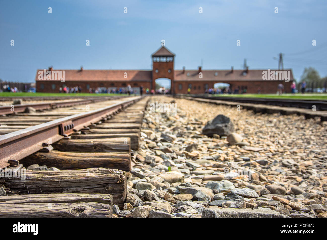 Entrée principale du camp de concentration nazi d'Auschwitz Birkenau avec rail de train, Pologne Banque D'Images