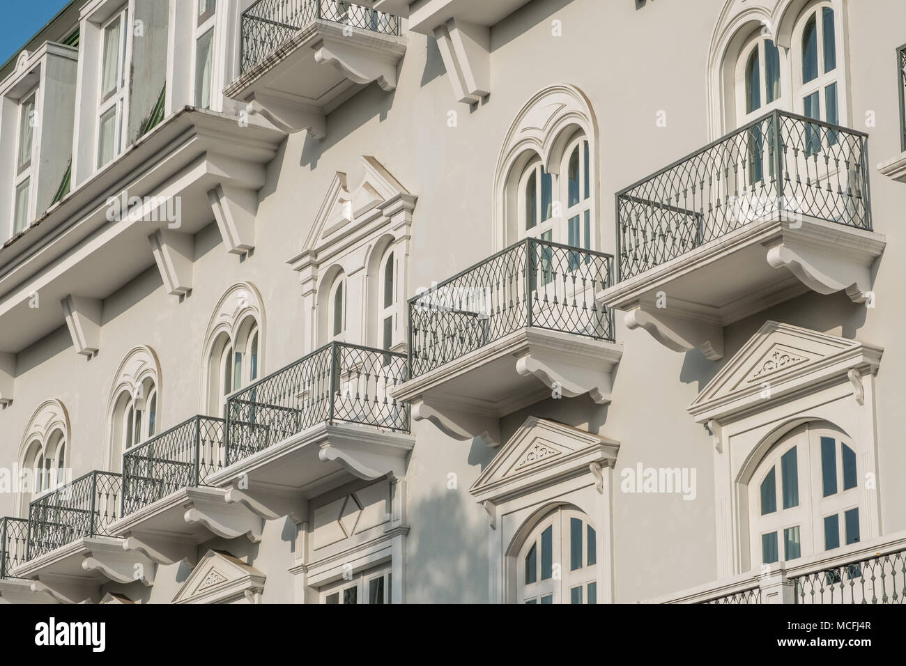 Balcon et fenêtres sur belle façade historique restauré - extérieur immobilier Banque D'Images