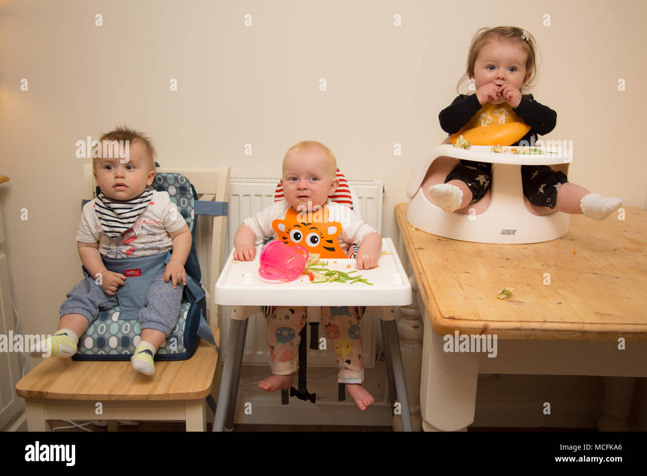 Bébés et tout-petits ayant une collation à la pépinière, Royaume-Uni Banque D'Images
