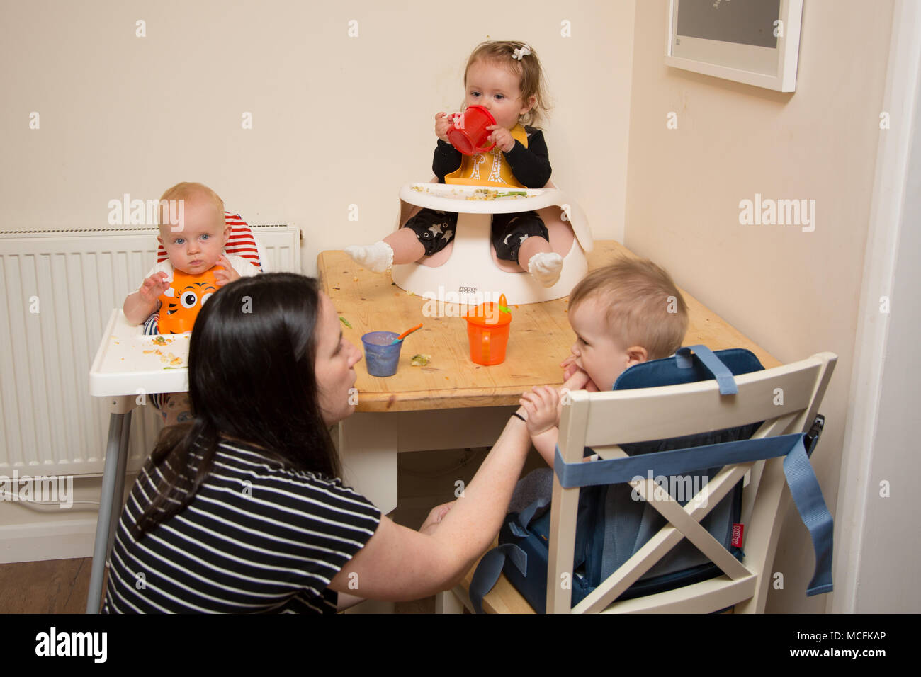 Bébés et tout-petits ayant une collation à la pépinière, Royaume-Uni Banque D'Images