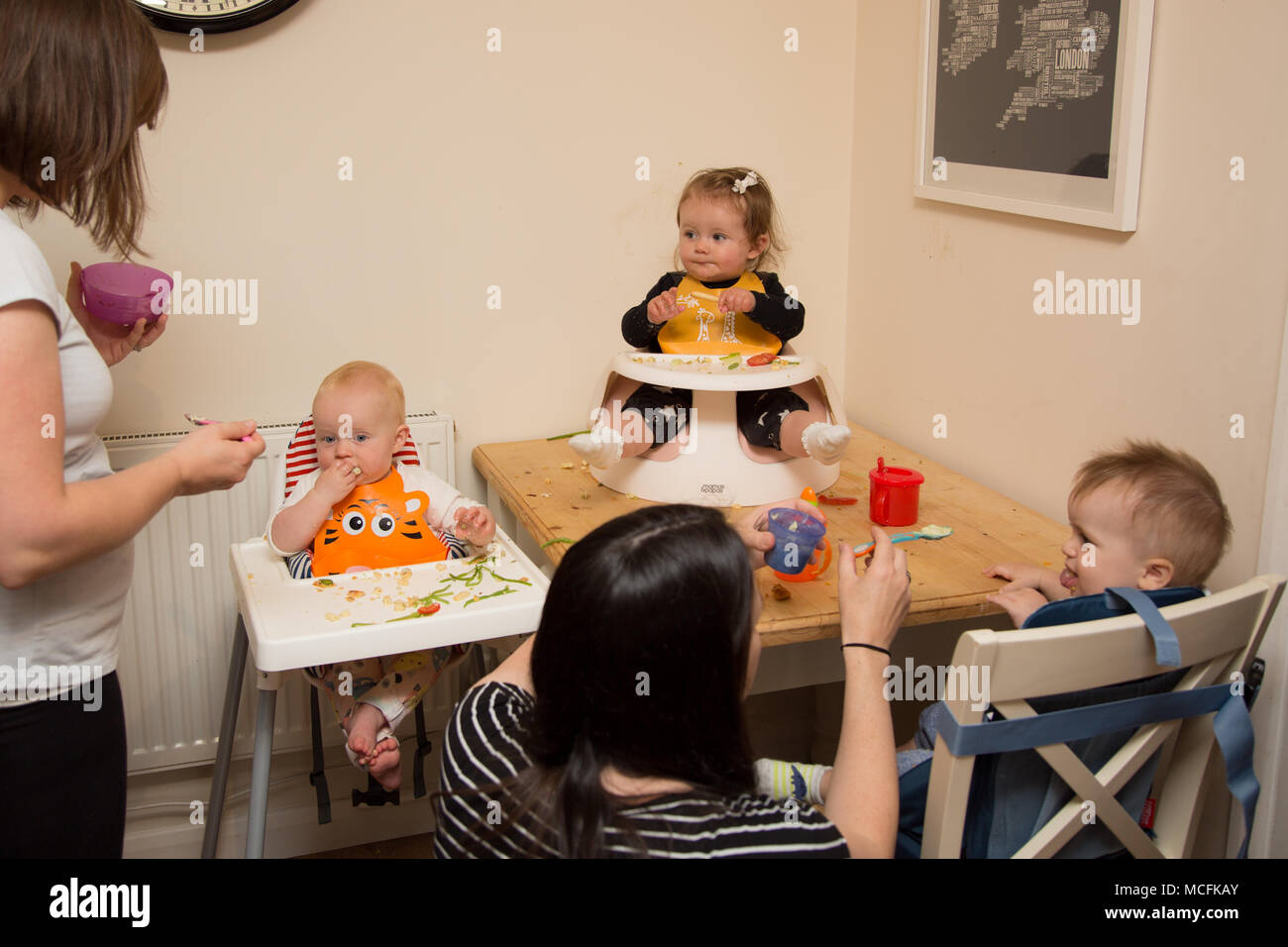 Bébés et tout-petits ayant une collation à la pépinière, Royaume-Uni Banque D'Images