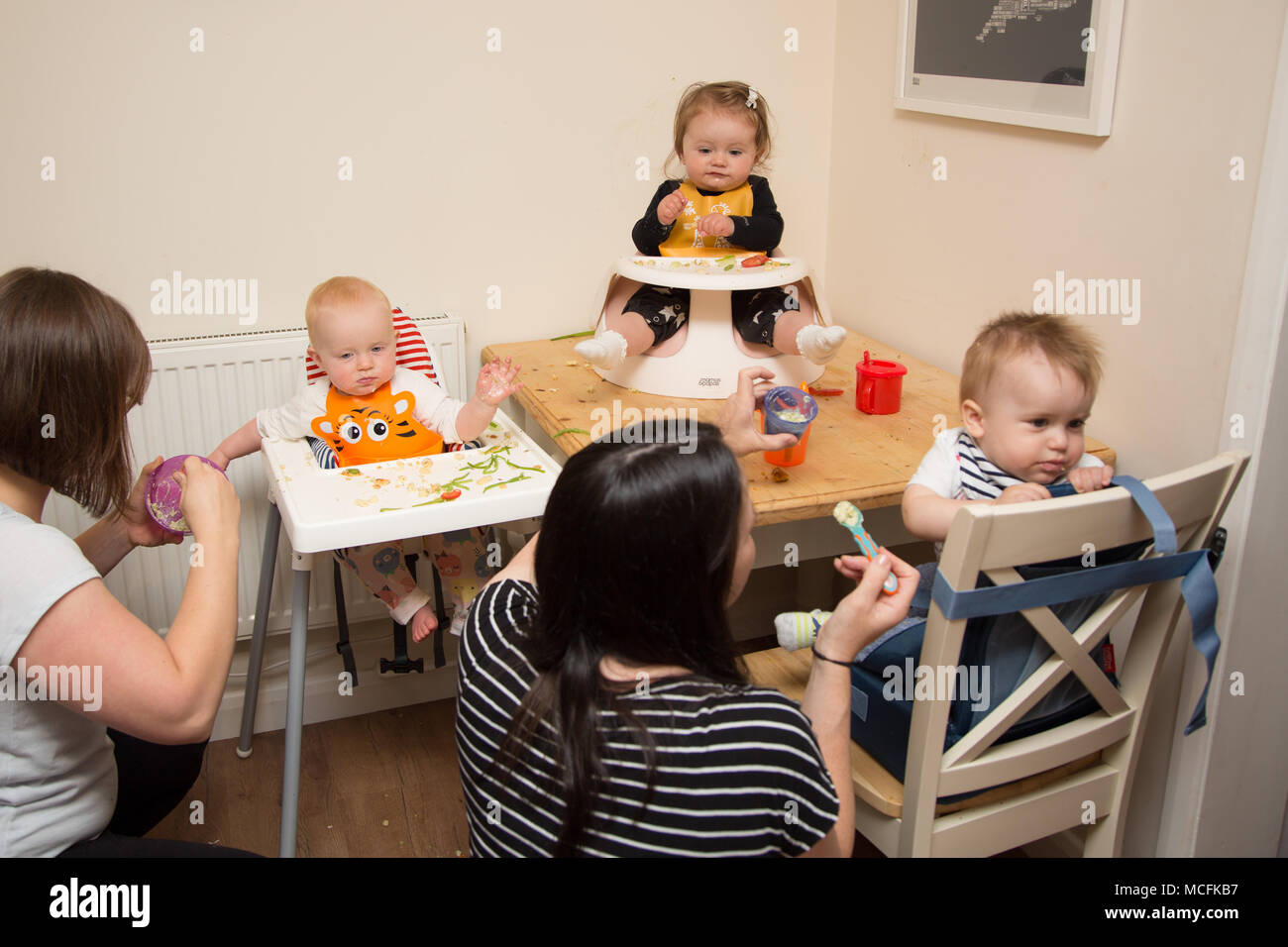 Bébés et tout-petits ayant une collation à la pépinière, Royaume-Uni Banque D'Images