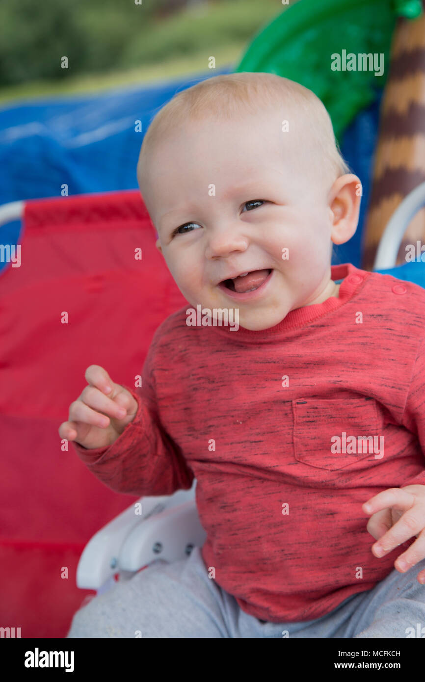 jeune garçon de 12 mois souriant et riant. Banque D'Images