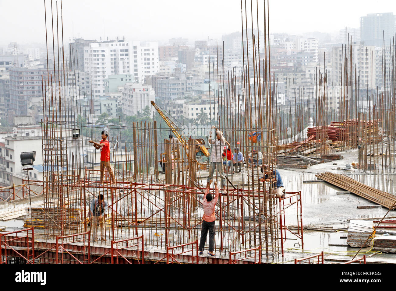 Dhaka, Bangladesh. Travaux de construction du Bangladesh sur un nouveau tour de Dhaka, Bangladesh, le 5 avril 2018. Dhaka est la capitale du Bangladesh, est situé dans le centre de Bangladesh le long de la rivière Buriganga.Dhaka est une de la ville la plus peuplée et elle a été classée comme la 9ème ville la plus polluée du monde.En 2016, la population est de 18,237 millions de dollars dans la grande région de Dhaka, tandis que la ville elle-même a une population estimée à environ 8,5 millions d'après les données. © Asad Rehman/Alamy Stock Photo Banque D'Images