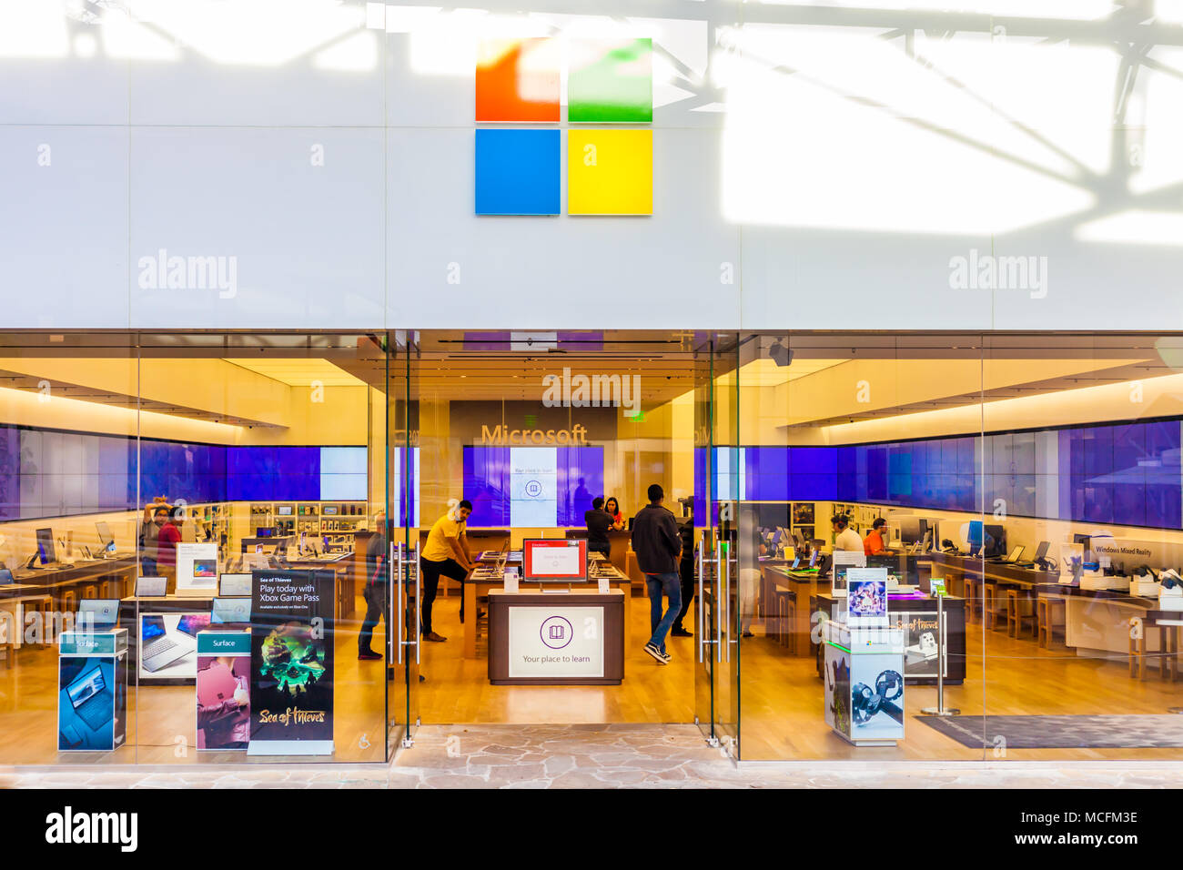 SAN ANTONIO, TEXAS - 12 AVRIL 2018 - Entrée du Microsoft Store et d'exposition situé à La Cantera Mall shopping avec les gens. Banque D'Images