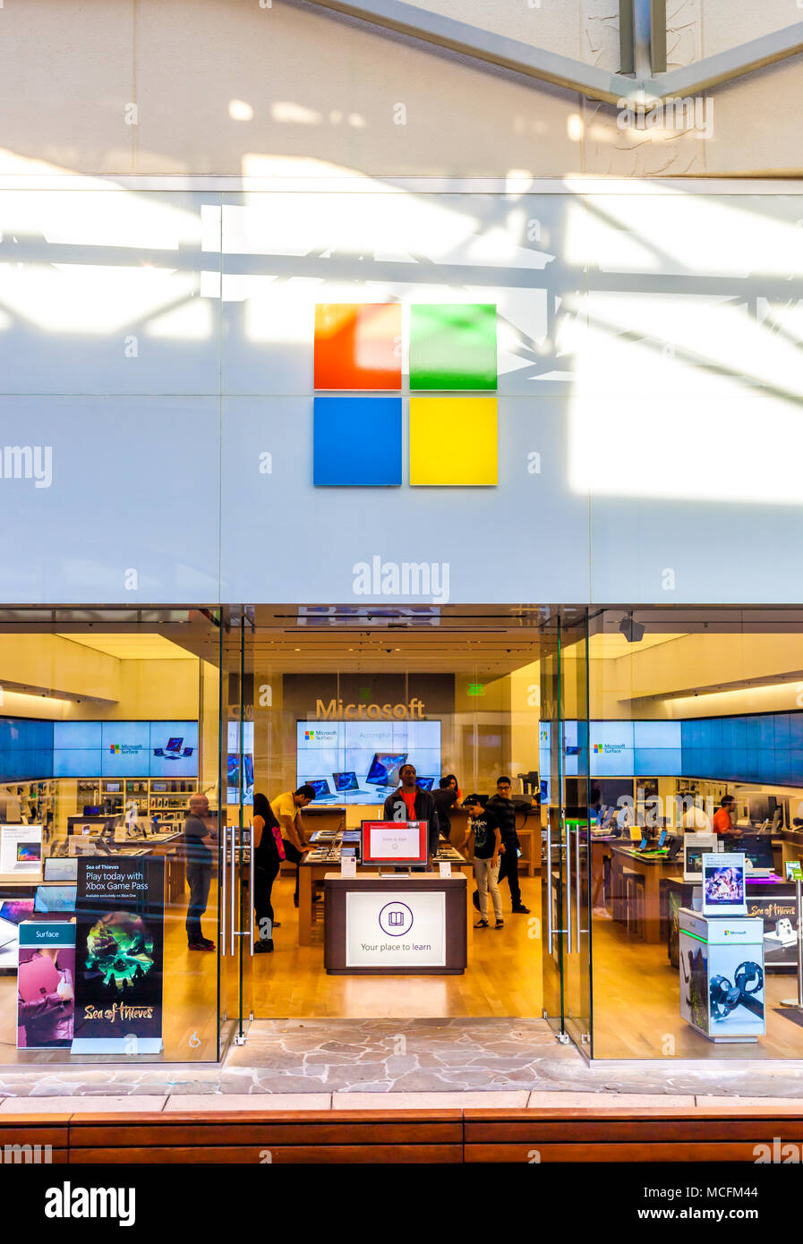 SAN ANTONIO, TEXAS - 12 AVRIL 2018 - Entrée du Microsoft Store et d'exposition situé à La Cantera Mall shopping avec les gens. Banque D'Images