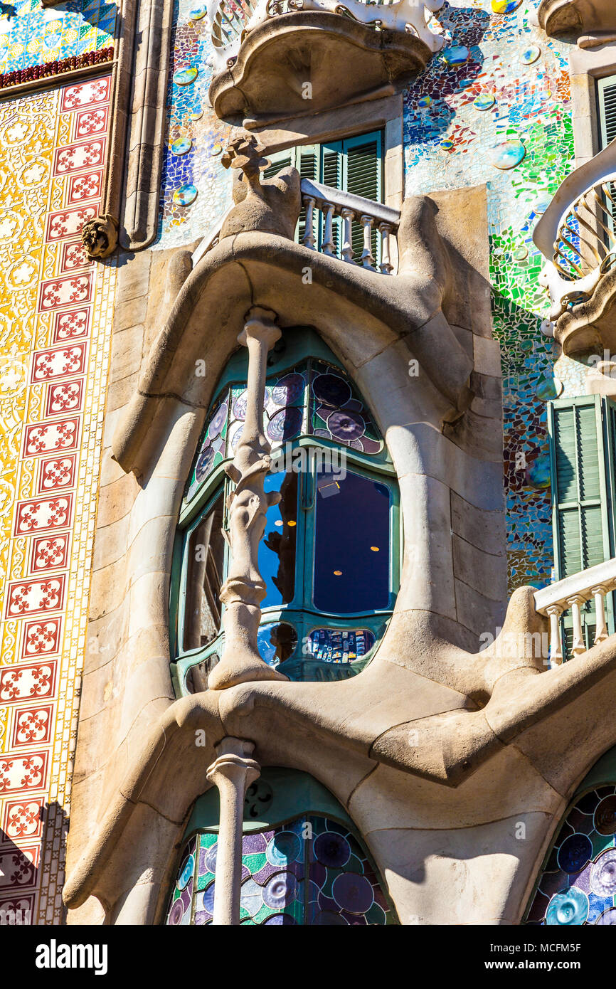 Détail d'une fenêtre de style art nouveau à la Casa Batlló par Antoni Gaudi à Barcelone, Espagne Banque D'Images