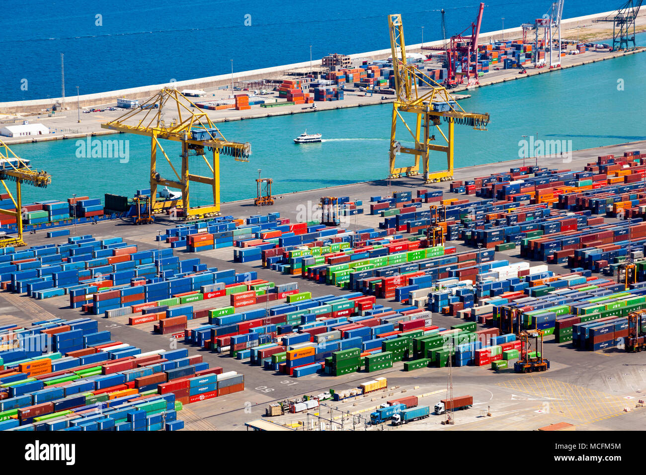 Grues jaunes et des conteneurs dans le Port de Barcelone, vue de Montjuïc, Barcelone, Espagne Banque D'Images