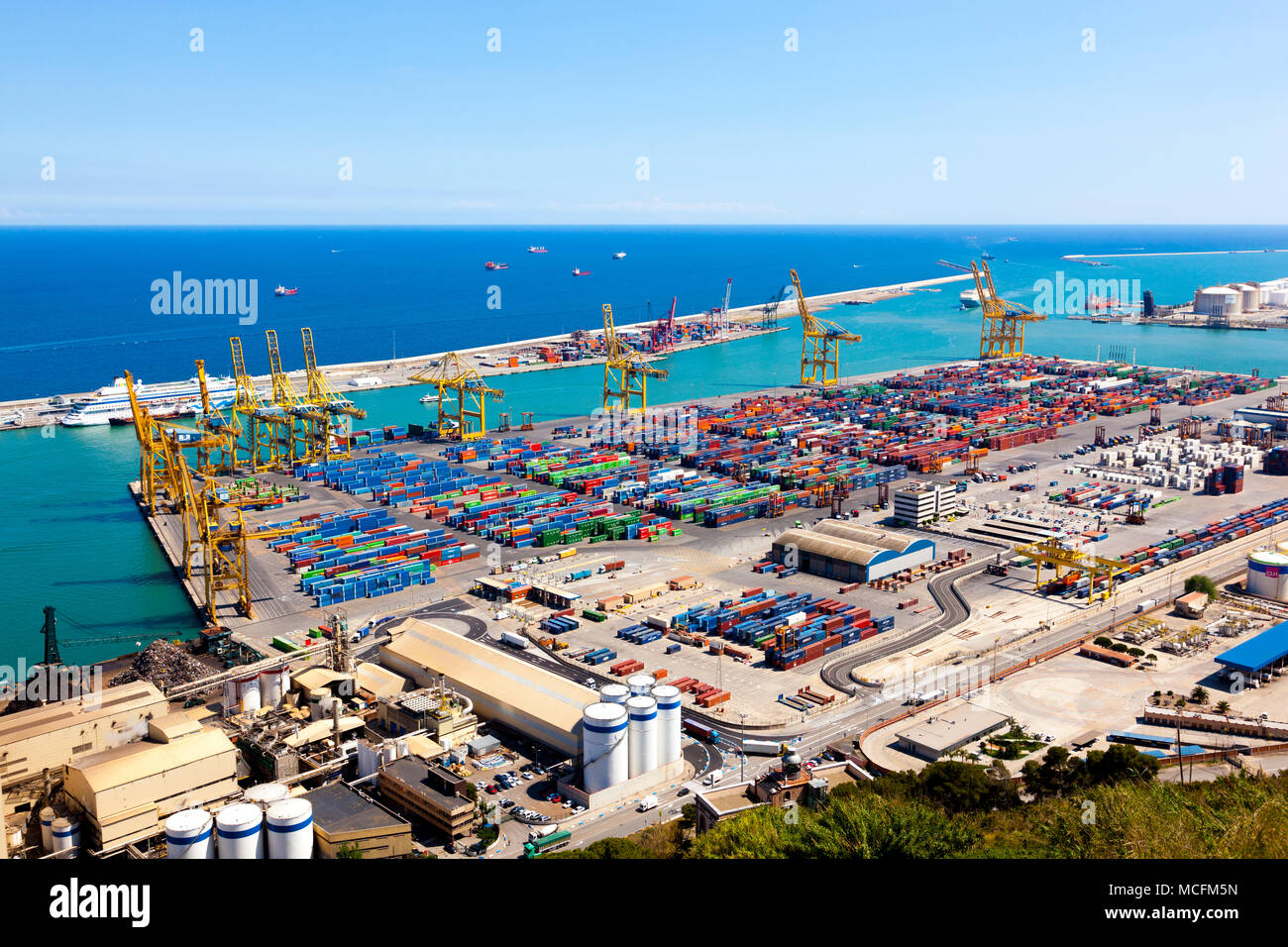Grues jaunes et des conteneurs dans le Port de Barcelone, vue de Montjuïc, Barcelone, Espagne Banque D'Images