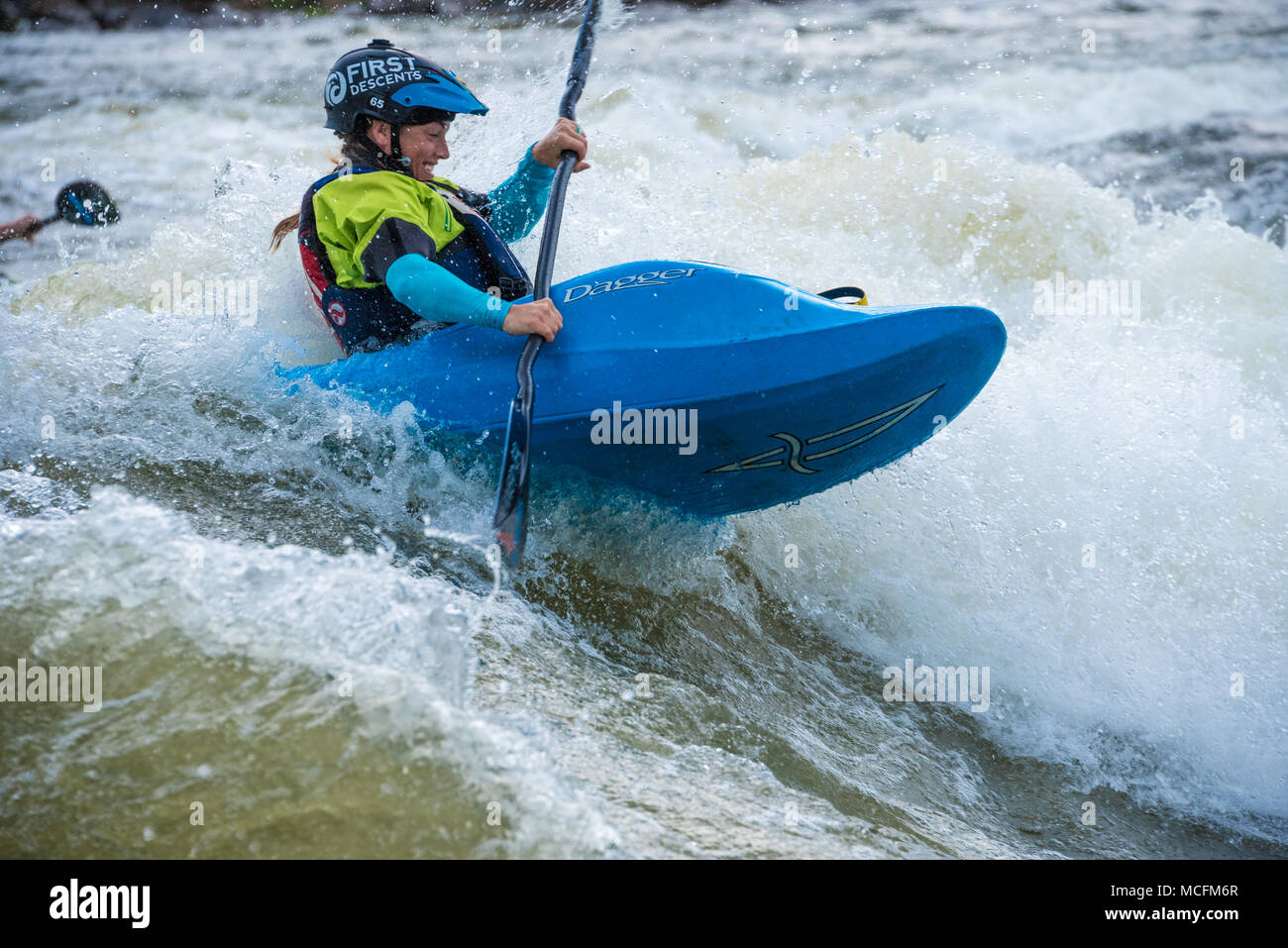 Kayakiste freestyle féminin appréciant le défi de la 'bonne vague" au sud de la palette, le kayak freestyle USA National Championship à Columbus, GA. Banque D'Images