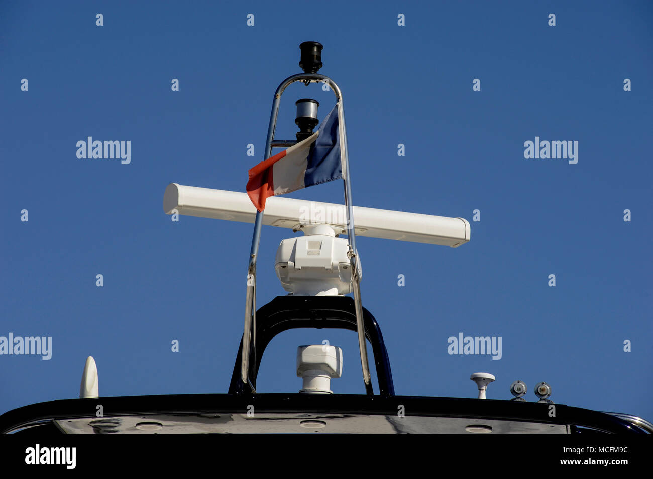 YACHTS ET SUPER YACHTS DU MÂT DE L'ANTENNE - DÔMES SATELLITES RADARS - BATEAUX -LA NAVIGATION GPS- SYSTÈME DE NAVIGATION MARITIME - BATEAUX CANNES FRANCE © F.BEAUMONT Banque D'Images