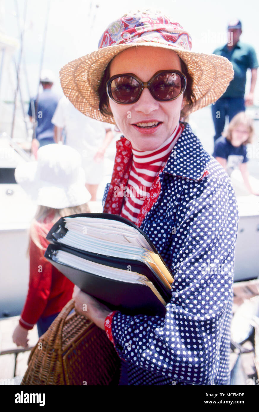 Rosalynn Carter porte un armload des cahiers d'information à bord d'un bateau de pêche qu'elle, le président Carter et sa fille, Amy, partir pour une journée de pêche en haute mer à bord de la No Name II dans l'Atlantique. Rosalynn rembobiner dans la capture du voyage, de l'atterrissage d'une vingtaine de livres le thazard. Le président n'a pas dit si il a pris quoi que ce soit. Banque D'Images