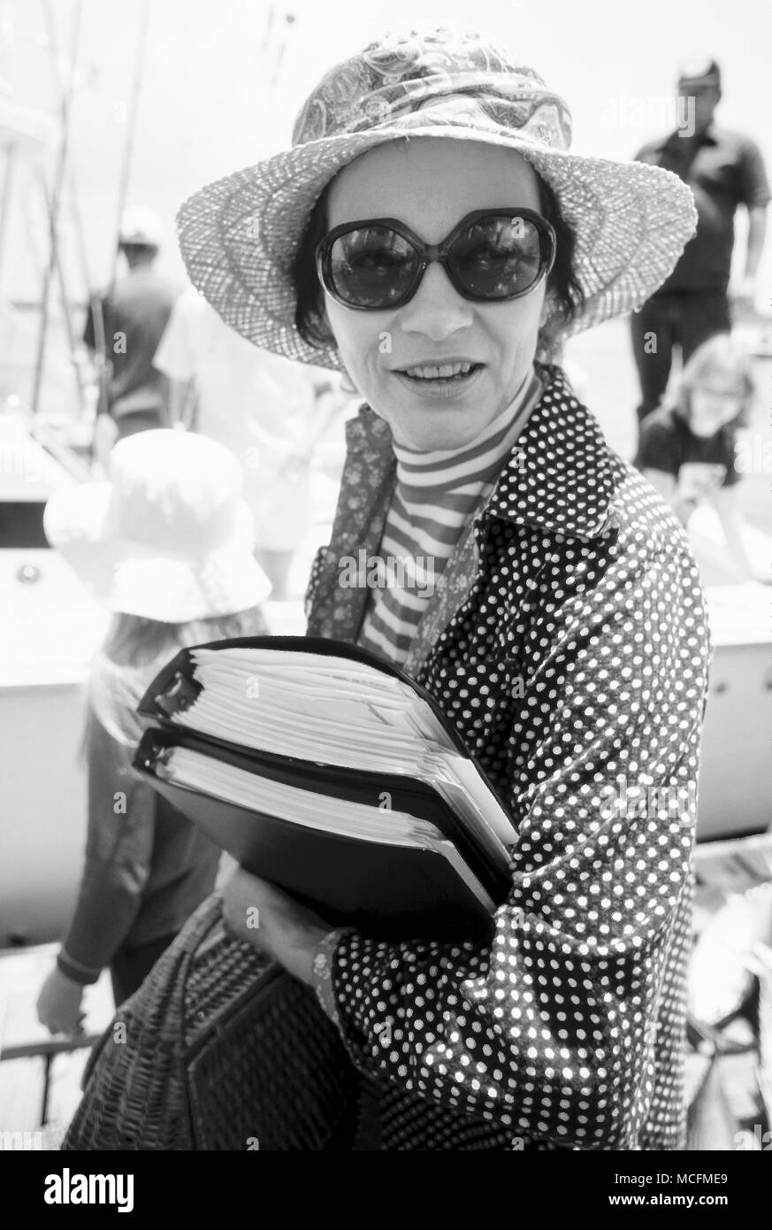 Rosalynn Carter porte un armload des cahiers d'information à bord d'un bateau de pêche qu'elle, le président Carter et sa fille, Amy, partir pour une journée de pêche en haute mer à bord de la No Name II dans l'Atlantique. Rosalynn rembobiner dans la capture du voyage, de l'atterrissage d'une vingtaine de livres le thazard. Le président n'a pas dit si il a pris quoi que ce soit. Banque D'Images