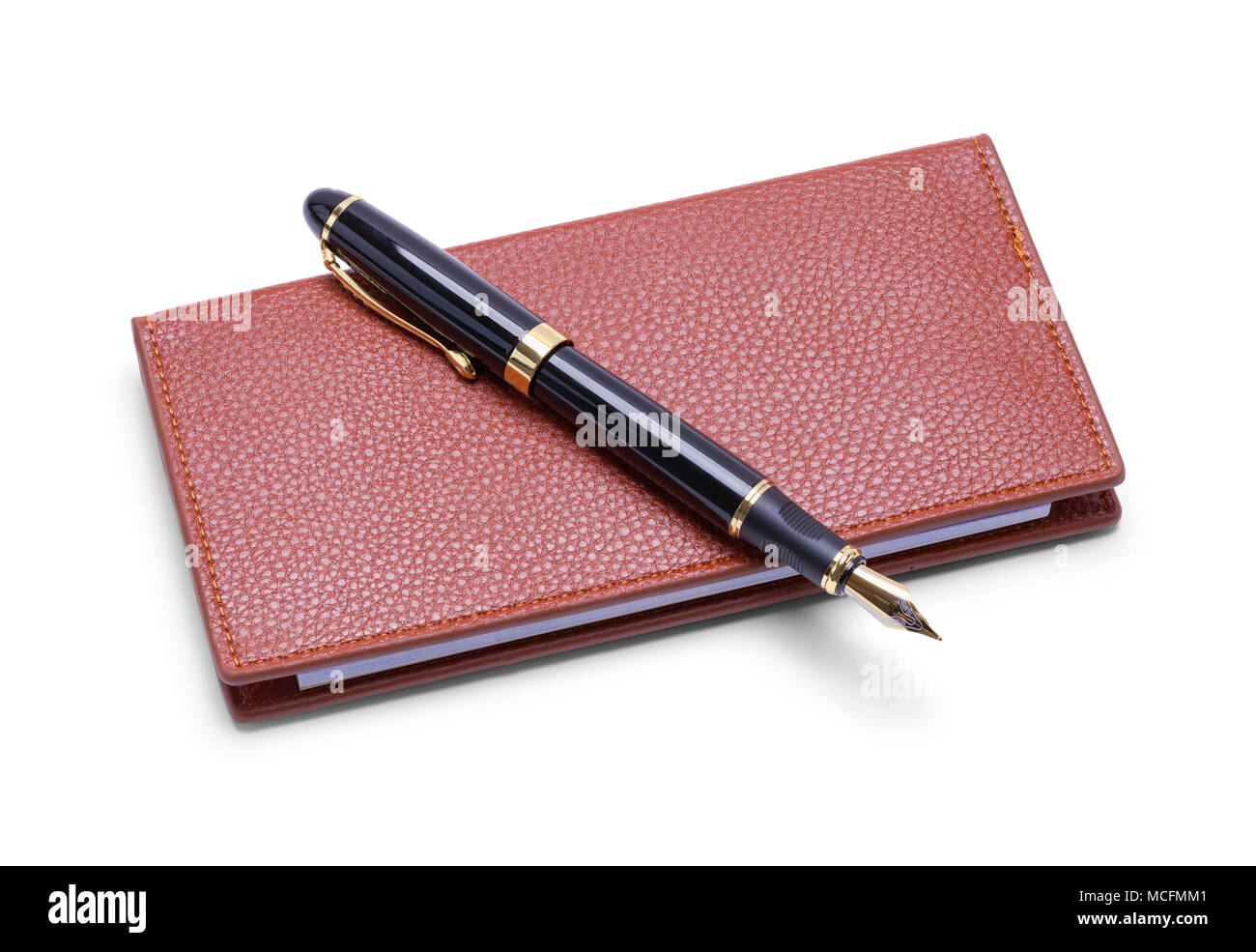 Chéquier en cuir avec stylo plume isolé sur fond blanc. Banque D'Images