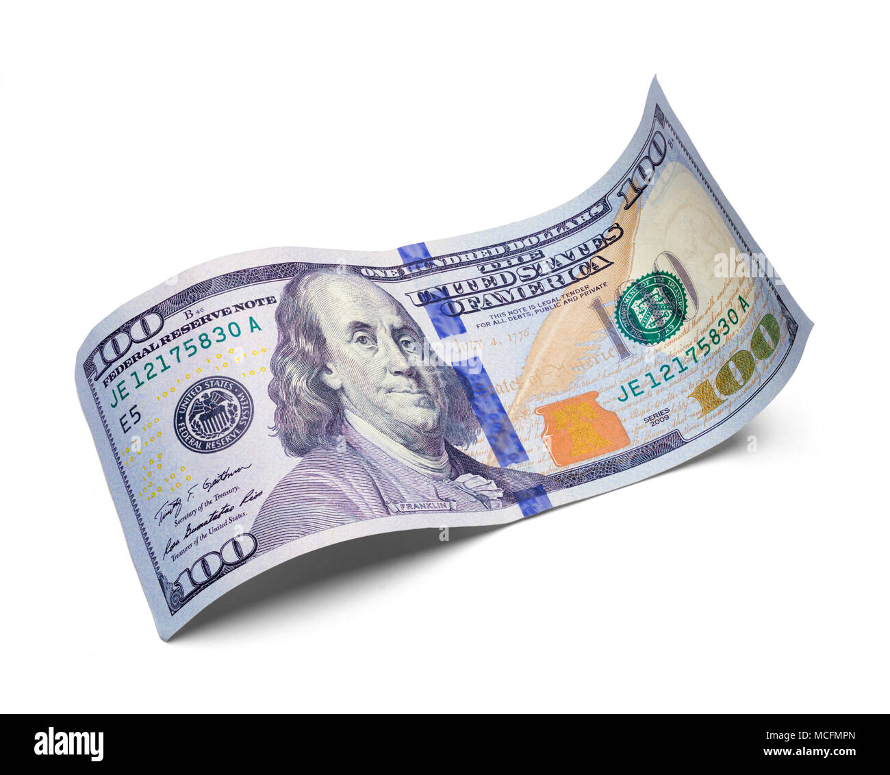 Seul Hundred Dollar Bill gondolé isolé sur un fond blanc. Banque D'Images