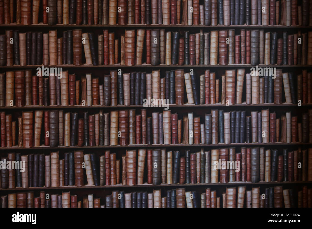 Une chambre avec un mur tapissés de livres à regarder de plus en plus pointues de Portsmouth, Hampshire, Royaume-Uni. Banque D'Images