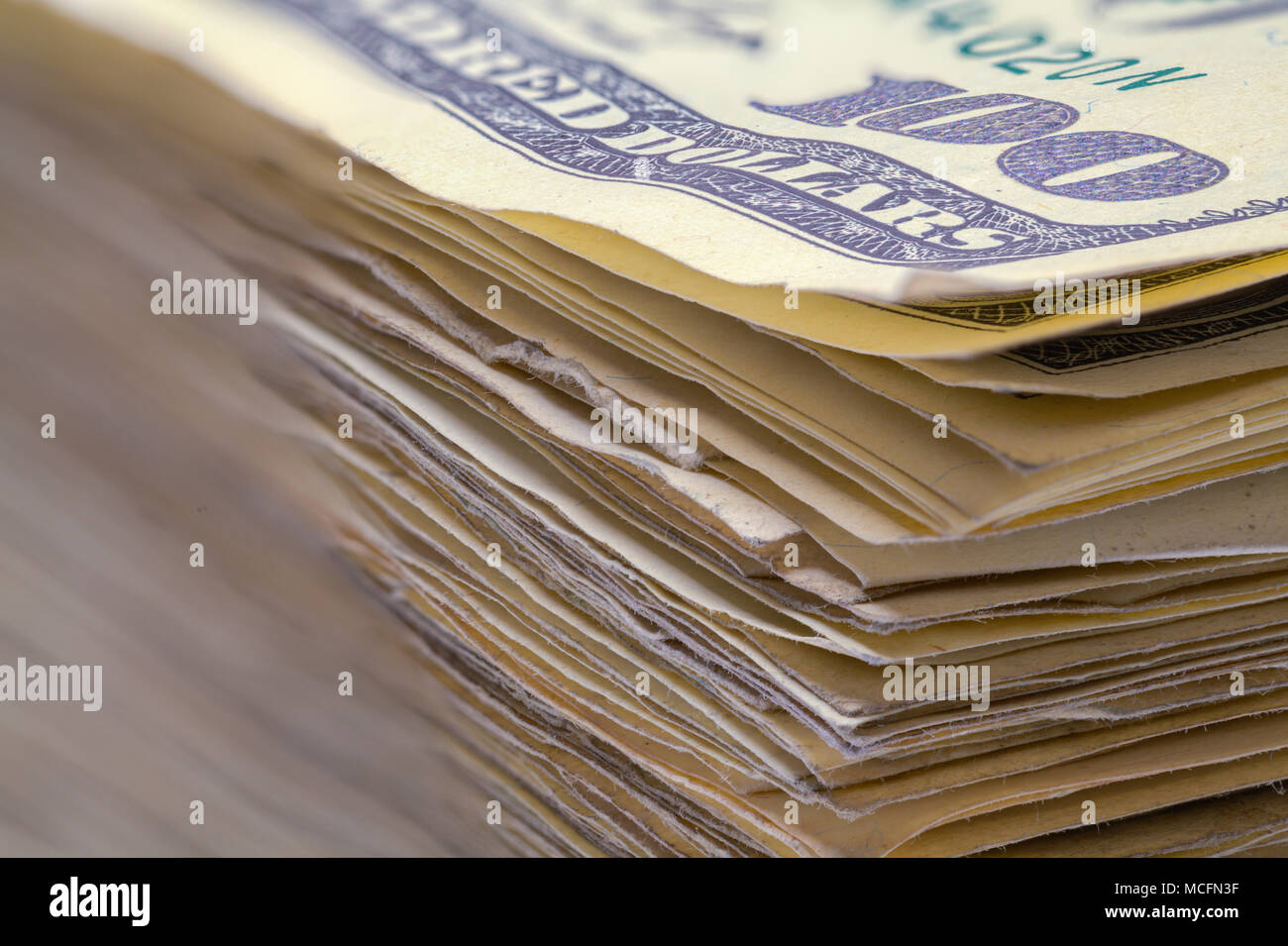 Vue rapprochée d'une pile de centaines de dollars. Banque D'Images