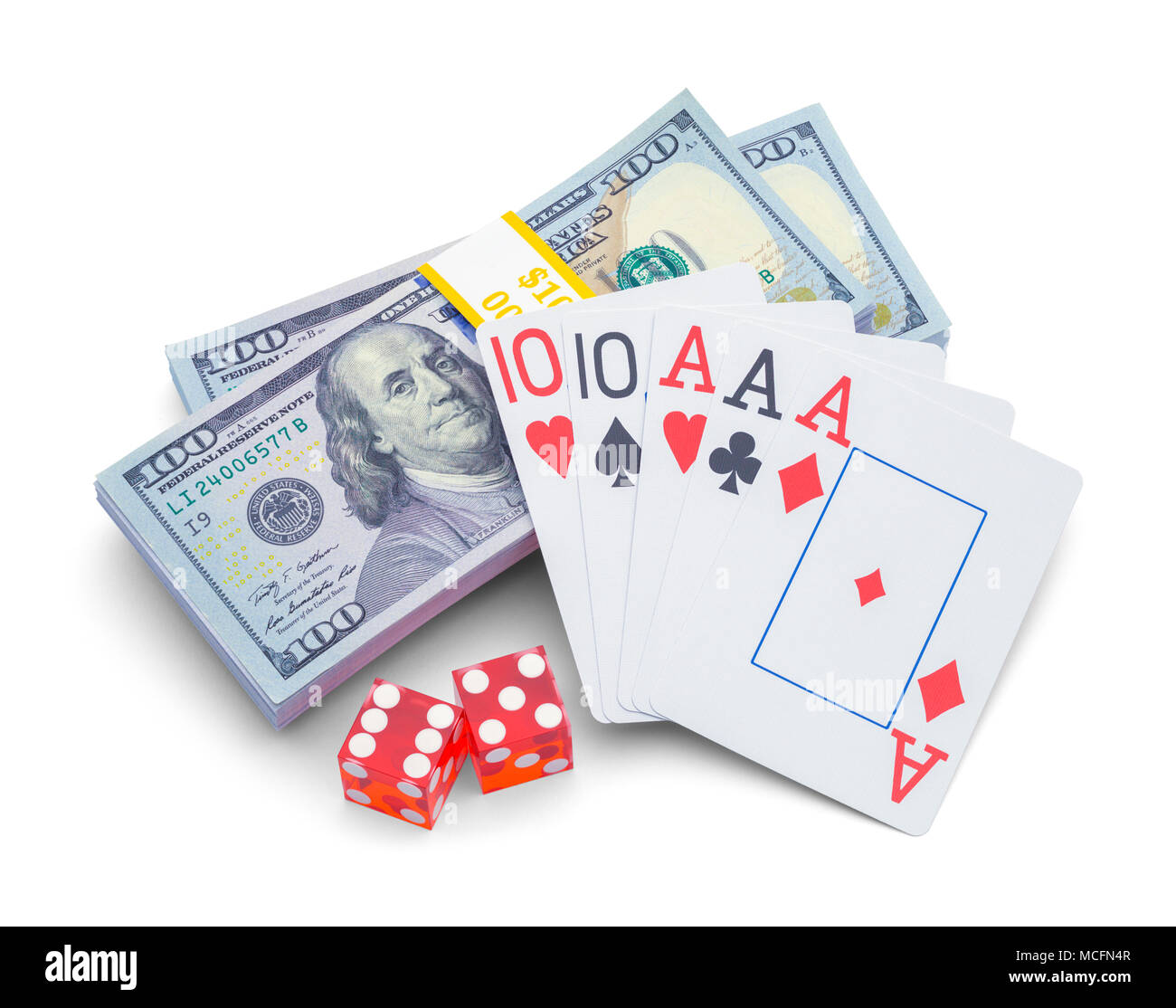 Pile de l'argent avec les jeux de cartes et de dés isolé sur fond blanc. Banque D'Images
