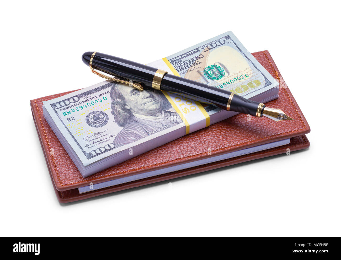 Chéquier en cuir avec de l'argent et un stylo isolé sur fond blanc. Banque D'Images