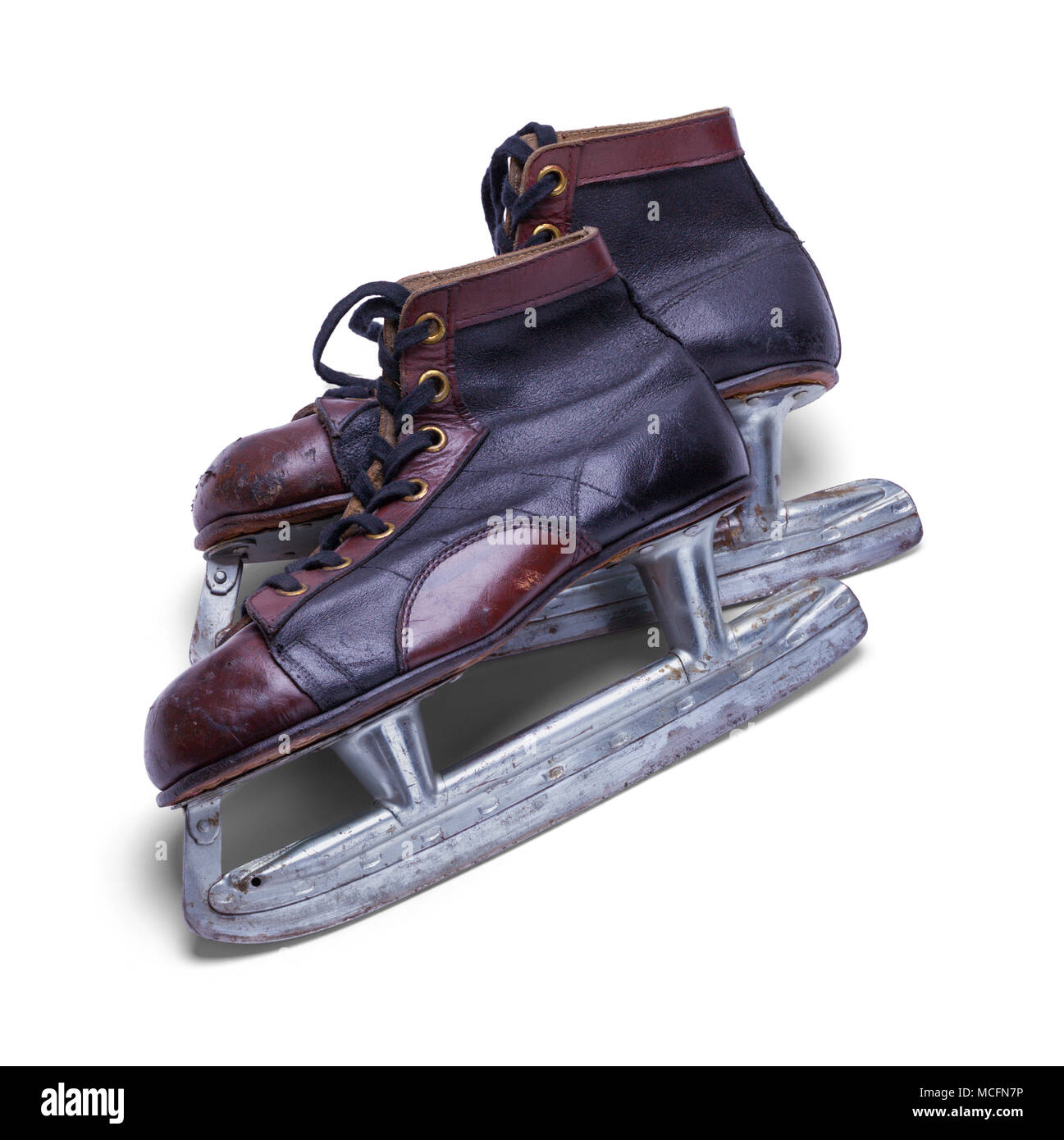 Ancienne paire de patins à glace usés isolé sur fond blanc. Banque D'Images