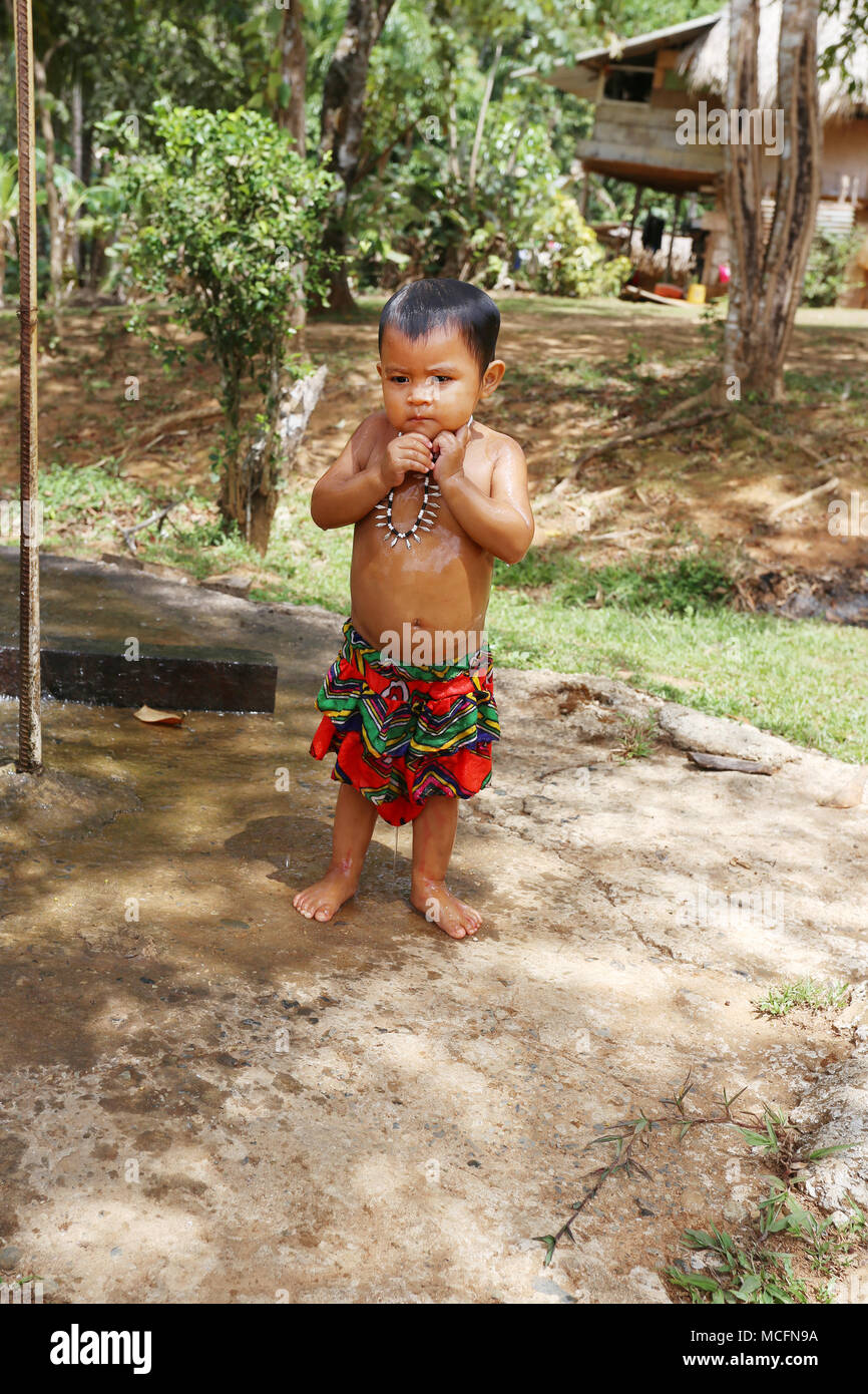 PANAMA, MAR 31 kid tribal Embera : prendre une douche piscine habillés avec leur client traditionnel au Panama le 31 mars 2018. Banque D'Images