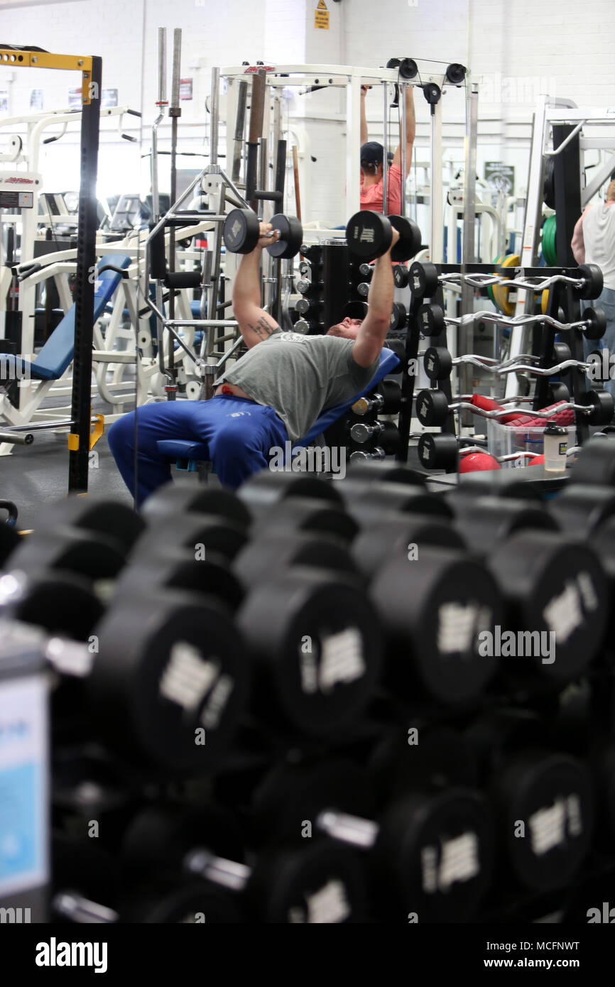 Les hommes de l'exercice et la formation de poids dans une salle de sport à Bognor Regis, West Sussex, UK. Banque D'Images