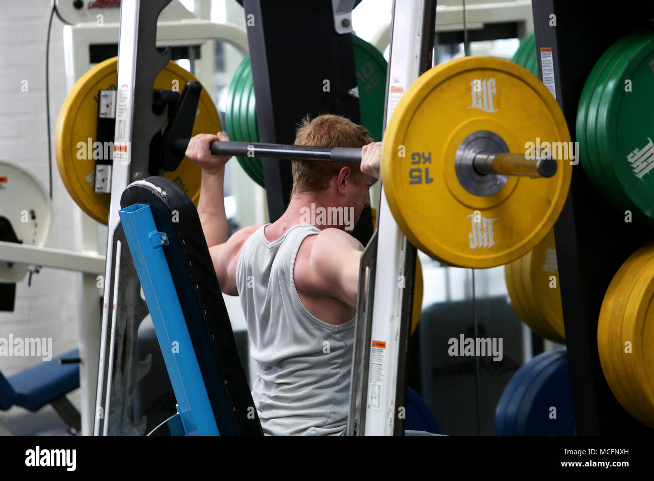 Les hommes de l'exercice et la formation de poids dans une salle de sport à Bognor Regis, West Sussex, UK. Banque D'Images