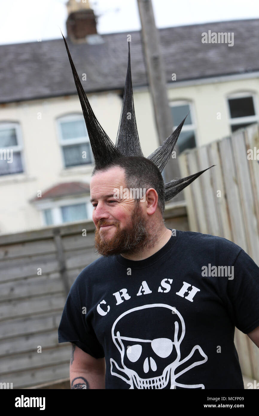 Homme avec mohican / mohawk hairstyle, représenté à Bognor Regis, West Sussex, UK. Banque D'Images