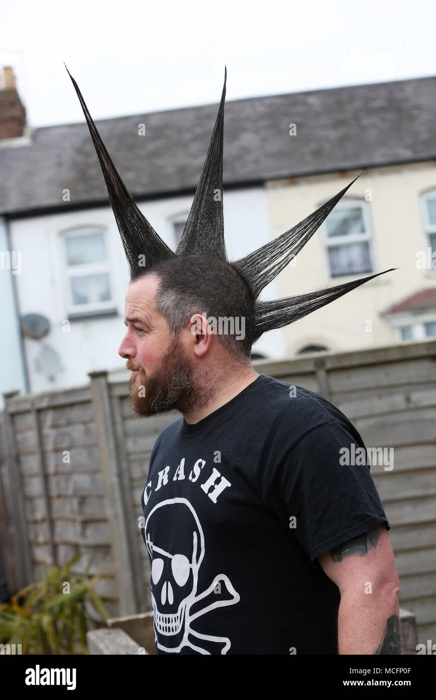 Homme avec mohican / mohawk hairstyle, représenté à Bognor Regis, West Sussex, UK. Banque D'Images