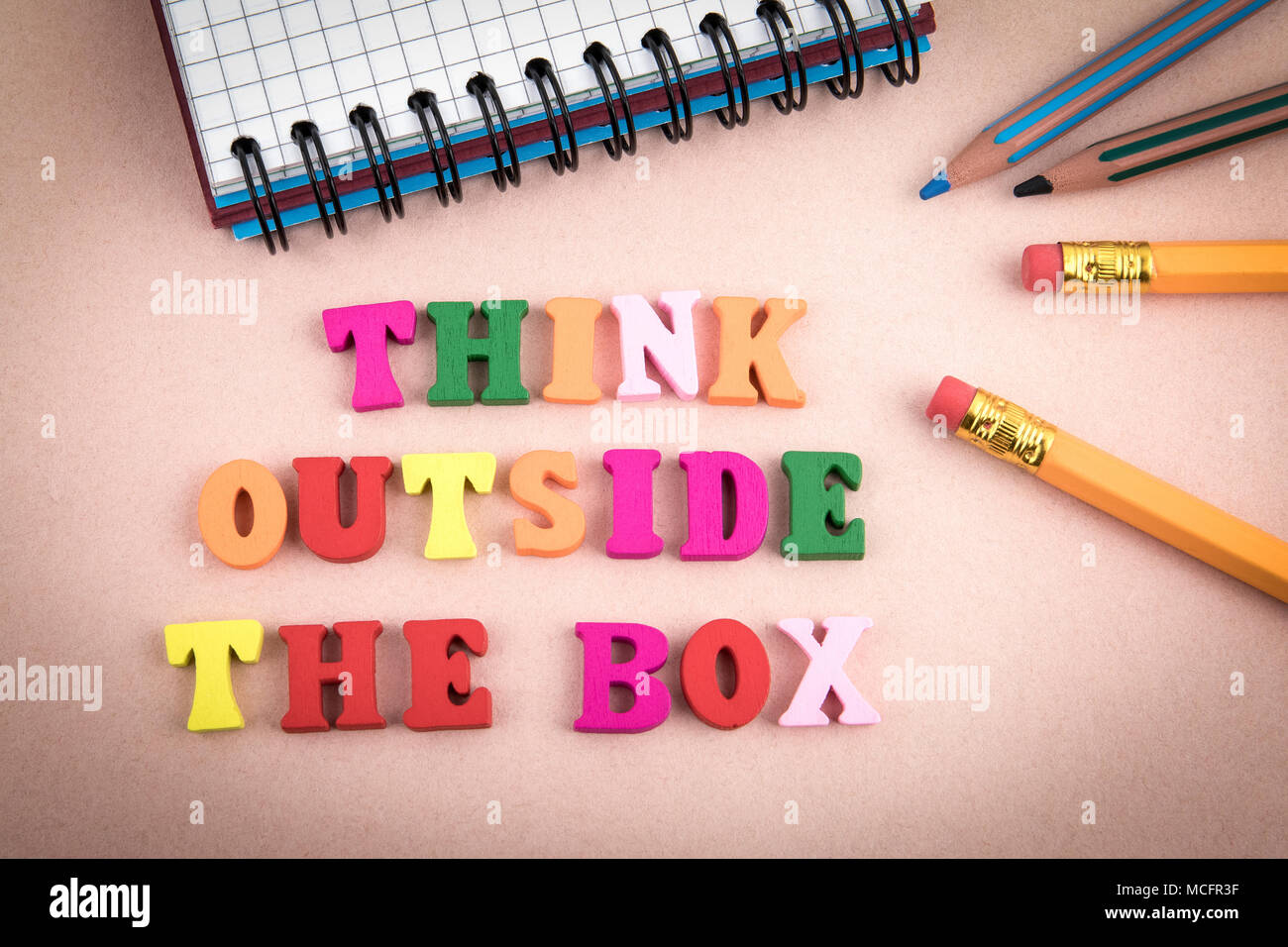 Penser en dehors de la boîte. Lettres en bois sur le bureau 24 Banque D'Images