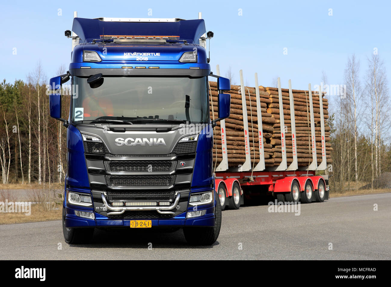 LIETO, FINLANDE - le 12 avril 2018 : Blue Scania R730 camion d'exploitation forestière sur l'avant au cours de test drive Tour 2018 Scania à Turku. Banque D'Images