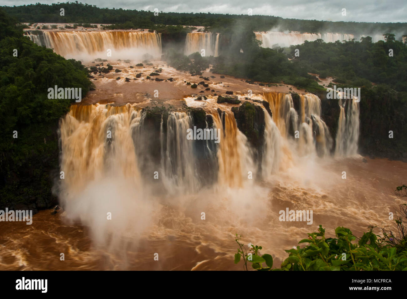 Chutes d'Iguazú, Argentine et Brésil frontière. Rivière Parana Banque D'Images