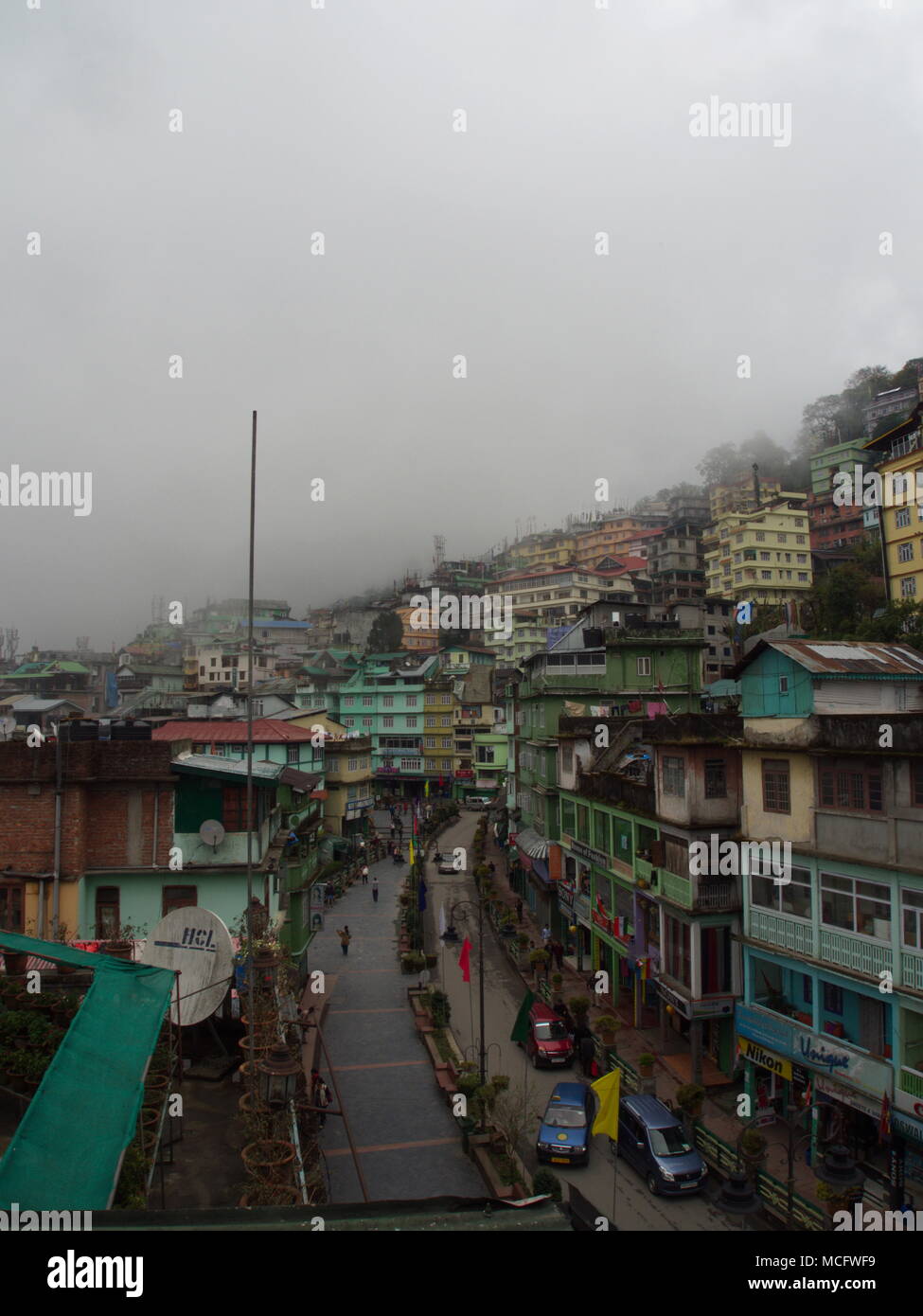 Gangtok, Sikkim, Inde, 17 avril 2011 : La vue sur le centre-ville de Gangtok. Gangtok est la capitale de l'état du Sikkim en Inde. Banque D'Images