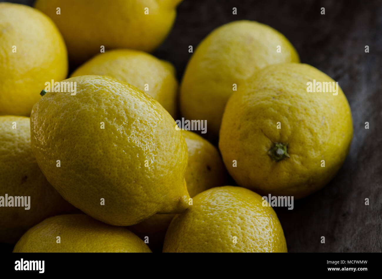 Groupe de citrons sur la surface en bois foncé Banque D'Images